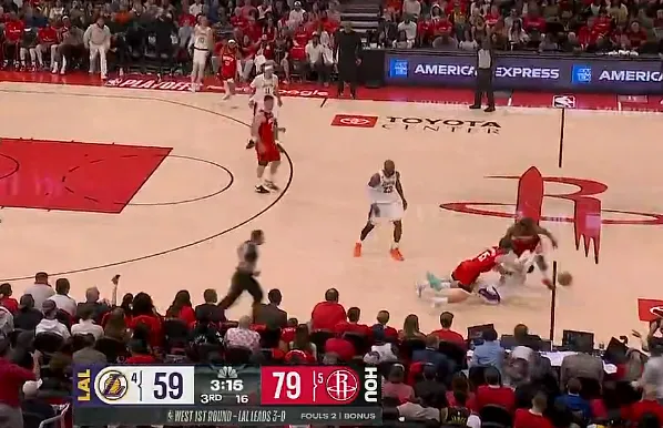 云开体育官网-谢泼德倒地抢断拉拉维亚，伊森反击暴扣领先22分打停湖人